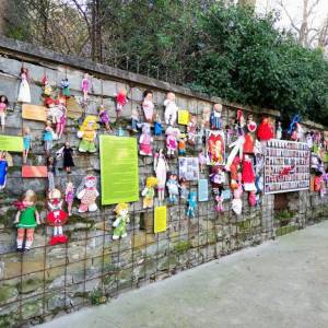 Foto A Trieste Wall of Dolls 1