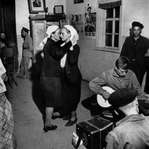 Foto Robert CAPA a ROVIGO ed un libro: 75 anni della MAGNUM PHOTOS, èdito da CONTRASTO 2