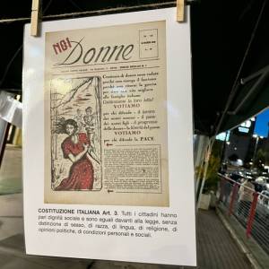 Foto Castellaneta (Ta): le copertine di NOIDONNE in mostra come 'panni al vento' - di Anna Ruggi 9