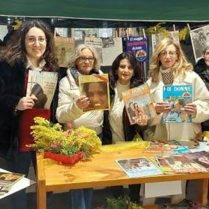 Foto Castellaneta (Ta): le copertine di NOIDONNE in mostra come 'panni al vento' - di Anna Ruggi 16