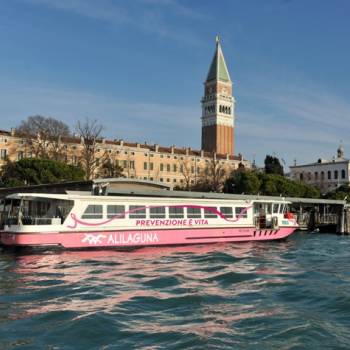 Foto: VENEZIA: “VAPORETTO ROSA” IN LAGUNA PER PREVENIRE IL TUMORE AL SENO