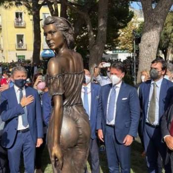 Foto:  A Sapri una statua ammantata di sdegno