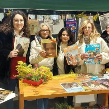 Foto: Castellaneta (Ta): le copertine di NOIDONNE in mostra come 'panni al vento' - di Anna Ruggi