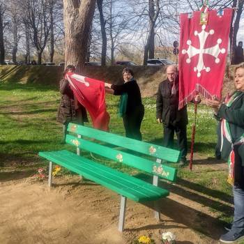 Foto: A Pisa inaugurata la prima panchina verde per la vita