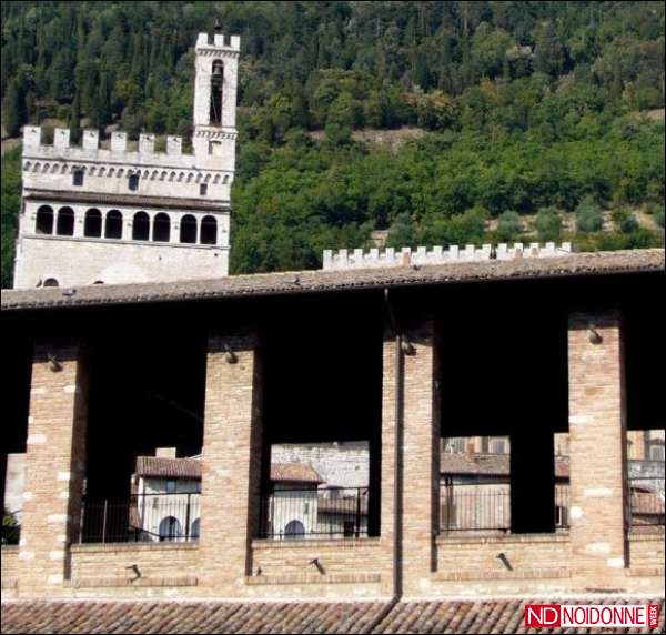 Foto: A Gubbio cresce la protesta: no ai vetri alle Logge dei Tiratori