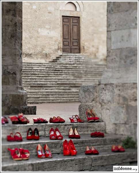 Foto: AUSER contro la violenza / Scarpe rosse a San Gimignano