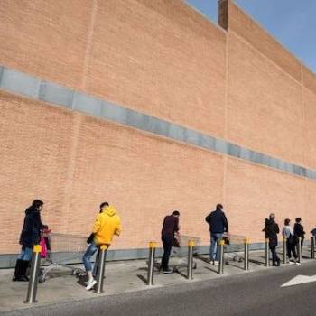 Foto: Al supermercato al tempo del coronavirus / Chi è l’ultimo? Della fila ovviamente!