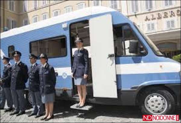 Foto: Il viaggio insicuro del camper della polizia “Questo non è amore”