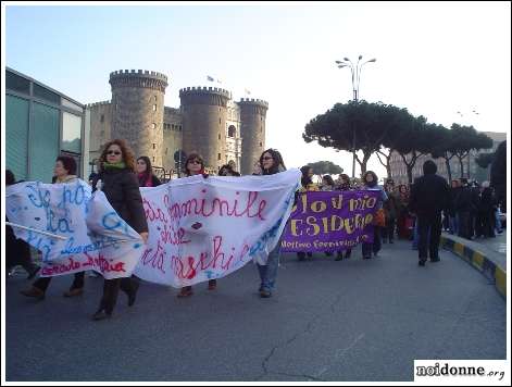 Foto: Napoli / “La fabbrica delle fidanzate”? - di Stefania Cantatore *