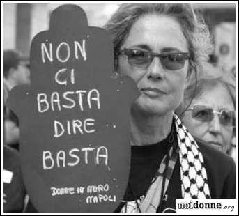 Foto: Napoli / Donne contro la “crisi” dei rifiuti