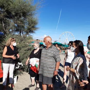 Foto: Una panchina rossa sul mare