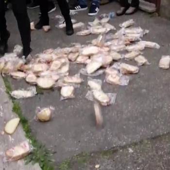 Foto: Il Pane e la Pietà calpestati a Torre Maura