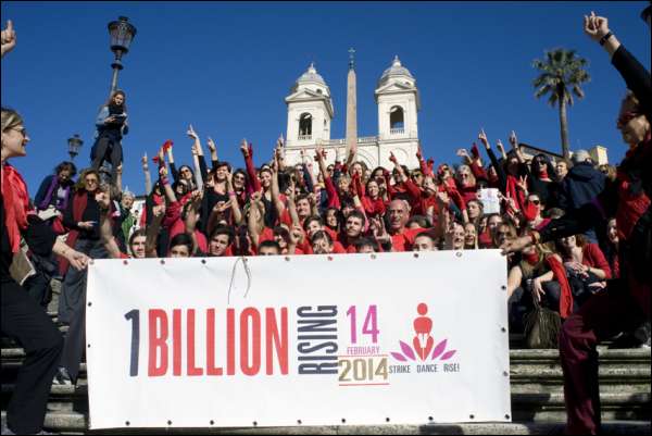 Foto: PAPA FRANCESCO, ONE BILLION RISING E EVE ENSLER