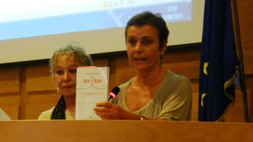 Foto: Alida Mazzaro e il suo libro sulla Va.Gina...